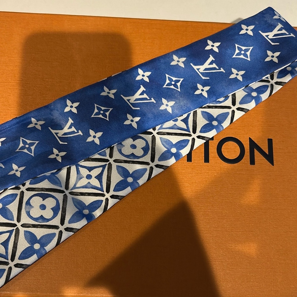 Louis Vuitton Monogram Blue and White Scarf